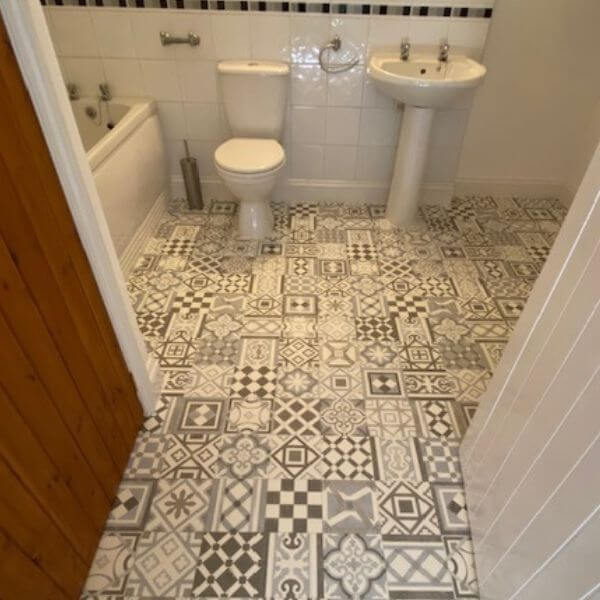 Patterned sheet vinyl tile in grey & white installed in ensuite bathroom in Northampton